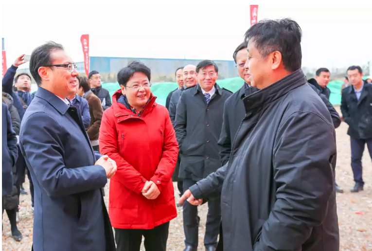 陕西省政府副秘书长兰建文(右一),西安市政府副市长马鲜萍(左二),三一